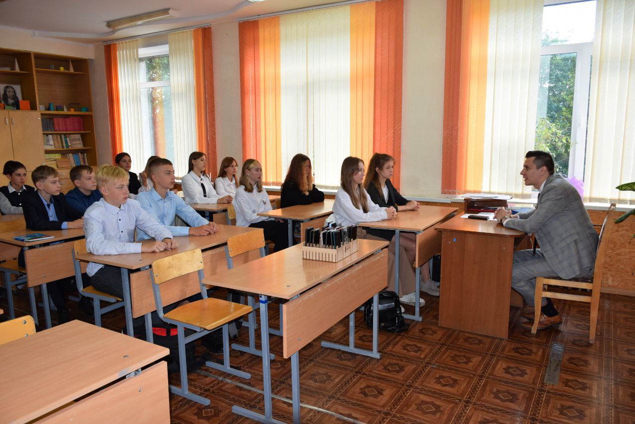 Белорусские адвокаты рассказали в День знаний старшеклассникам о конституционных правах граждан и госсимволике