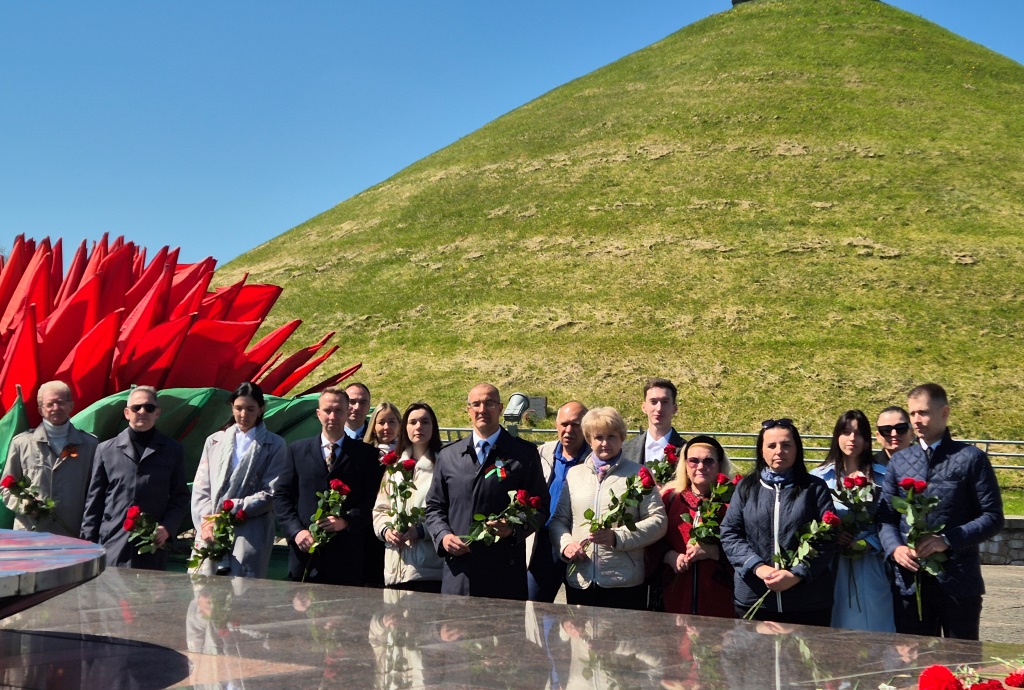 Гродненские адвокаты возложили цветы к мемориальному комплексу «Курган Славы»