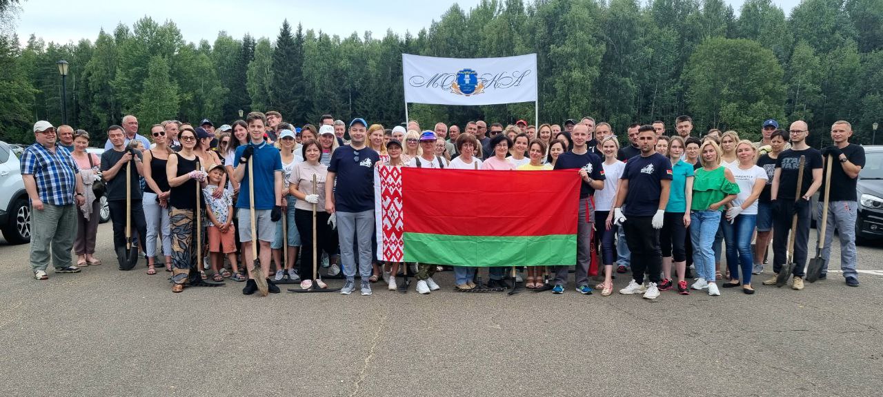 Адвокаты Минской области приняли участие в благоустройстве территории мемориального комплекса «Хатынь»