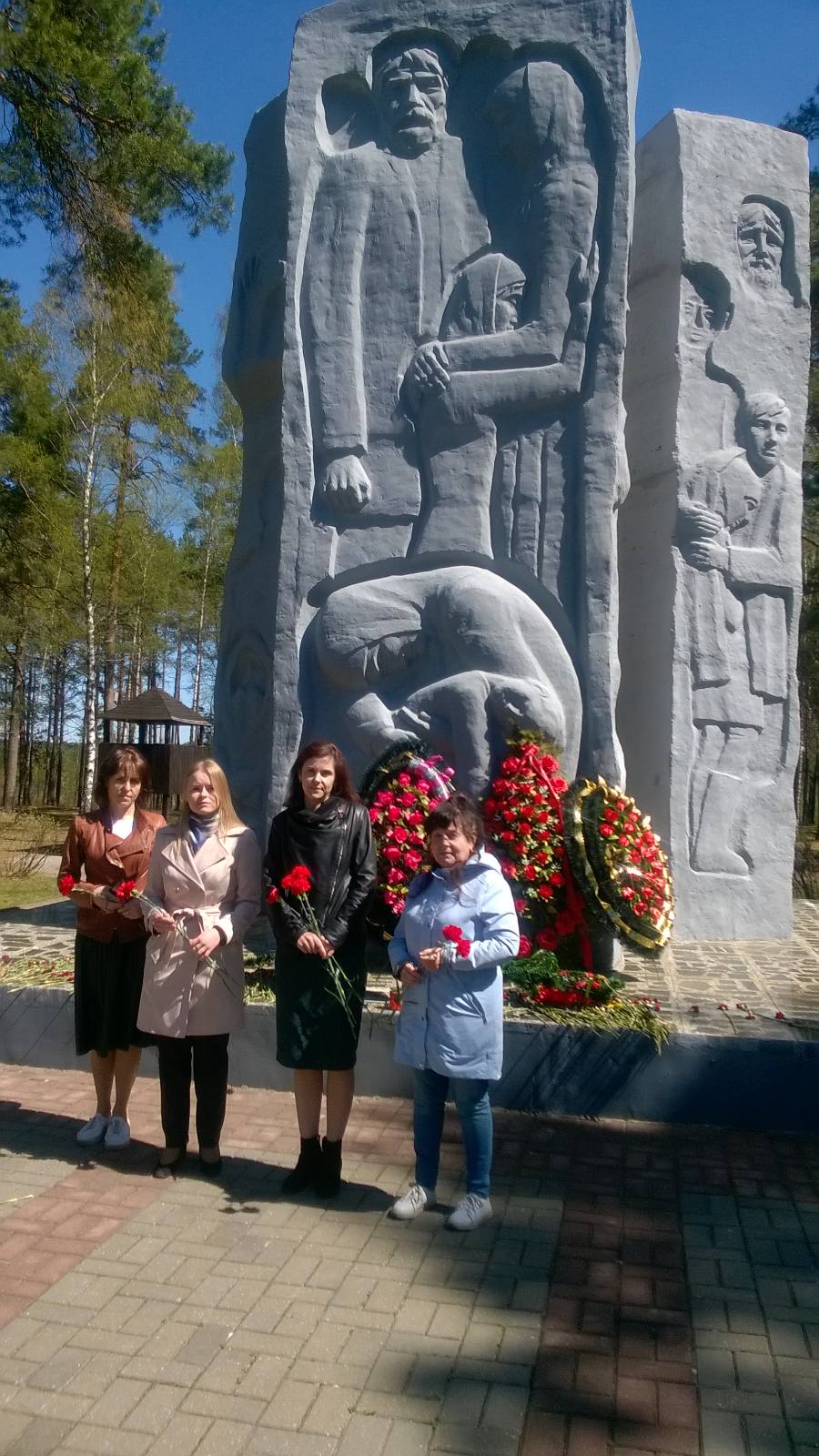 Адвокаты ГОКА накануне Дня Победы почтили память бывших узников концлагеря "Озаричи"