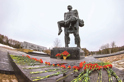 Белорусы чтут память жертв геноцида Трагедии Хатыни — 80 лет.