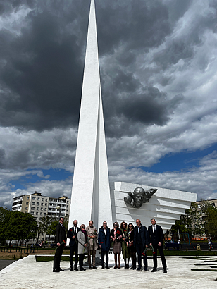 Цветы к  мемориалу в честь погибших летчиков возложили адвокаты МГКА